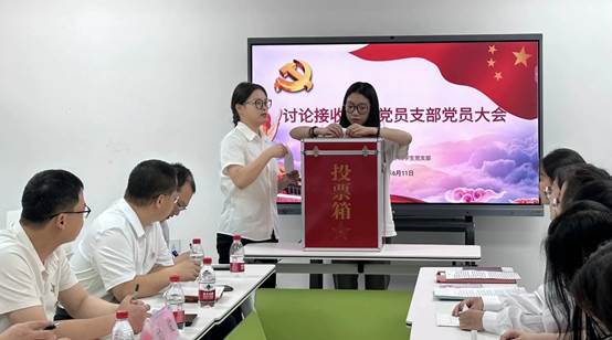 会议室里的人们描述已自动生成